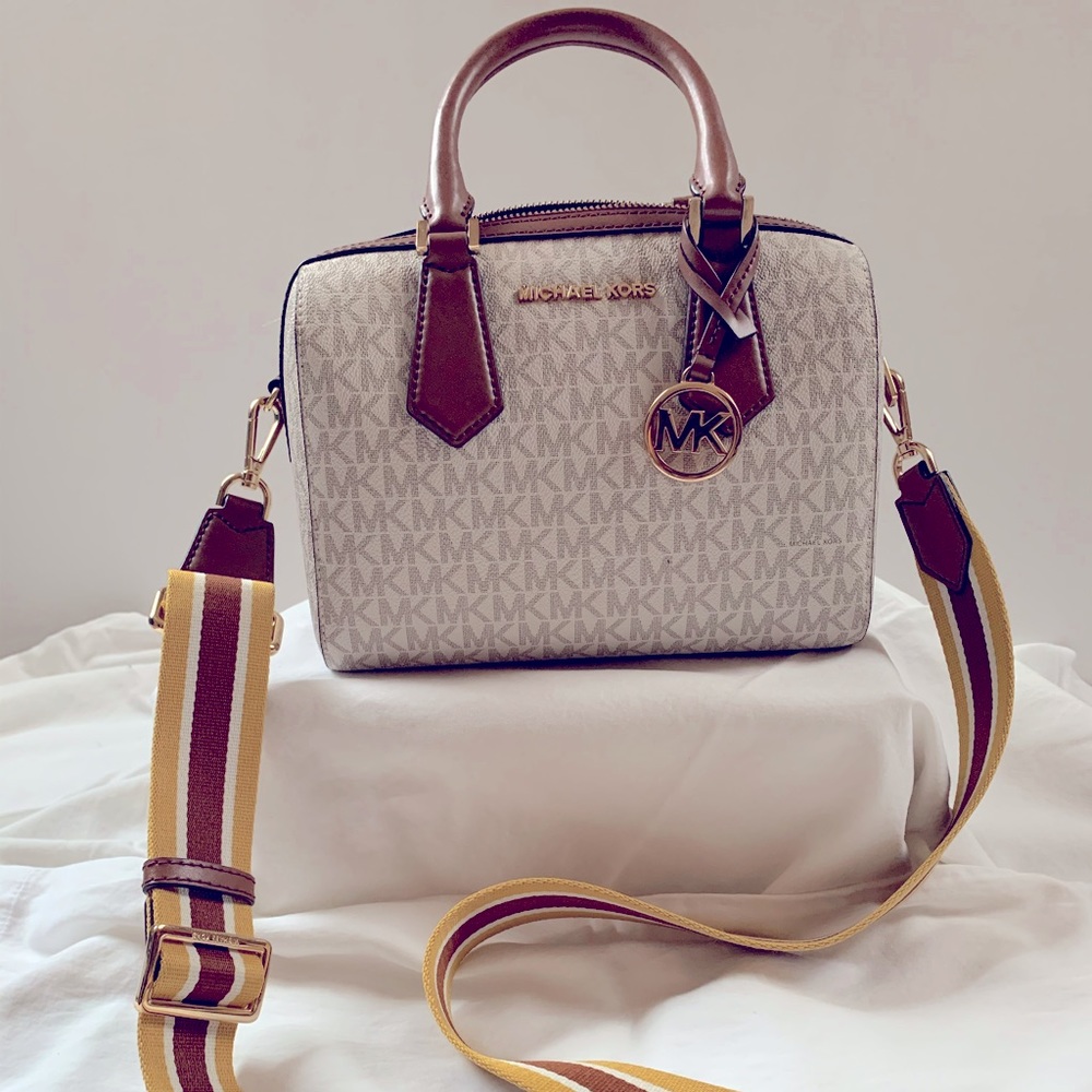 MICHAEL KORS small  DUFFLE HAYES PURSE!! PRETTY BRAND NEW USED ONCE !!!